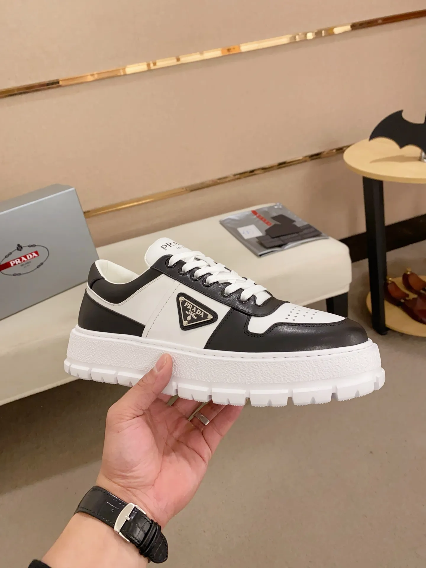 Men's shoes💰 620💰 ✔️✔️✔️Higher version High-quality new PRADA counters are launched simultaneously. The new men's shoes and 😘fabrics are selected from first-layer cowhide and are made by pure handicrafts. Lining: Full cowhide lining. 👍🏿 High-end ☄️ air-cushion molded anti-slip rubber outsole, exquisite lines, simple and elegant, comfortable and high-end for leisure travel. Code number: 38 to 44